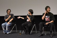 軽妙なトークで場を回す三河悠冴（中央）