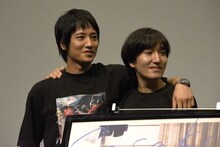 肩を組んでいたところ、「兄弟みたい」と言われた藤原季節（左）と三河悠冴（右）