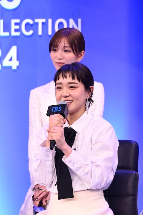 奈緒(手前)、岡崎紗絵(奥)