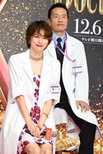 手前から米倉涼子、遠藤憲一