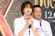 手前から米倉涼子、遠藤憲一