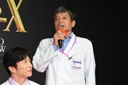 手前から田中圭、勝村政信