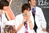 ドラマシリーズのダイジェスト映像を観て感極まる米倉涼子（中央）