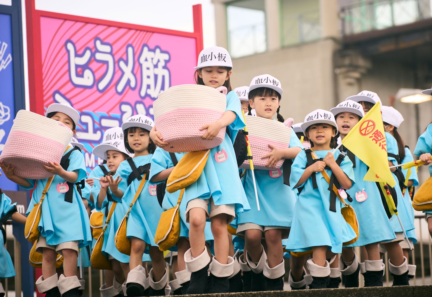 マイカ・ピュと泉谷星奈が演じる血小板たち