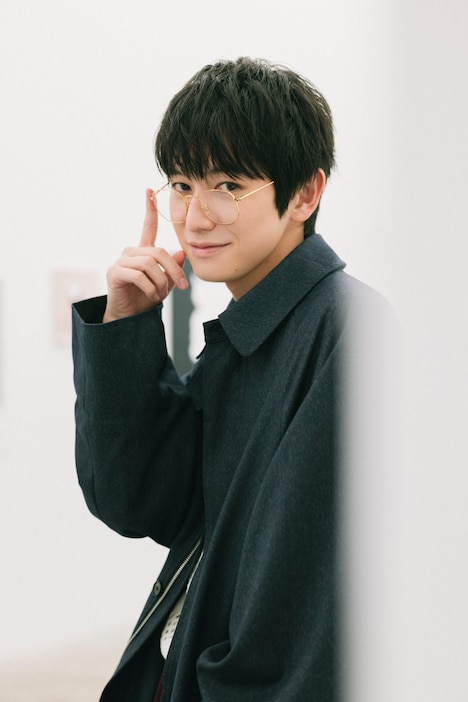 「本郷奏多カレンダー2025」販売店別購入者特典となるステッカーのビジュアル(MAILIVIS)