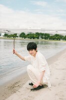 「本郷奏多カレンダー2025」販売店別購入者特典となるステッカーのビジュアル（楽天ブックス）