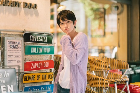 「本郷奏多カレンダー2025」販売店別購入者特典となるステッカーのビジュアル(ローソン店頭Loppi・HMV&BOOKS online・HMV店舗)