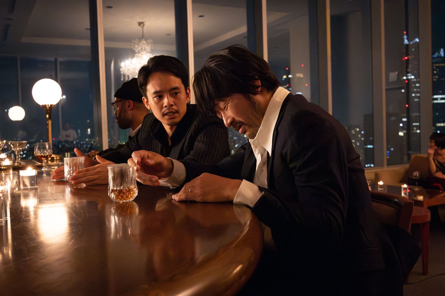 「レイブンズ」より、池松壮亮演じる正田（奥）と、浅野忠信演じる深瀬昌久（手前）