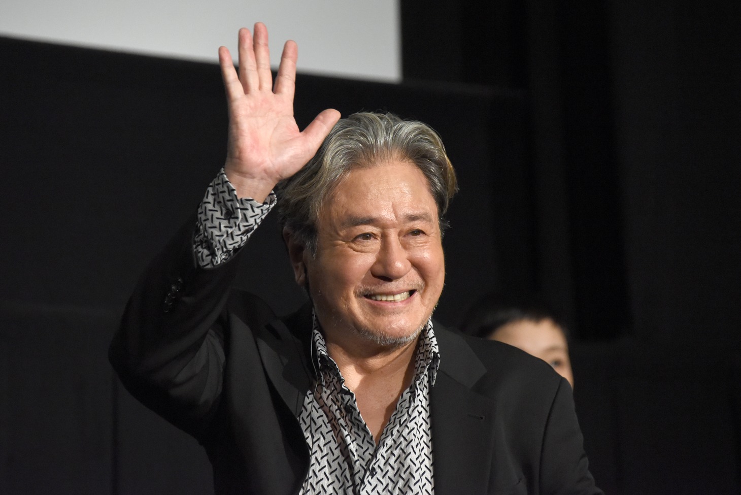 歓声に応えながら登場したチェ・ミンシク