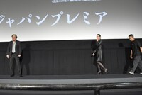 ひと足早くステージに上がったチェ・ミンシク（左）