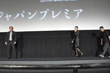 ひと足早くステージに上がったチェ・ミンシク（左）