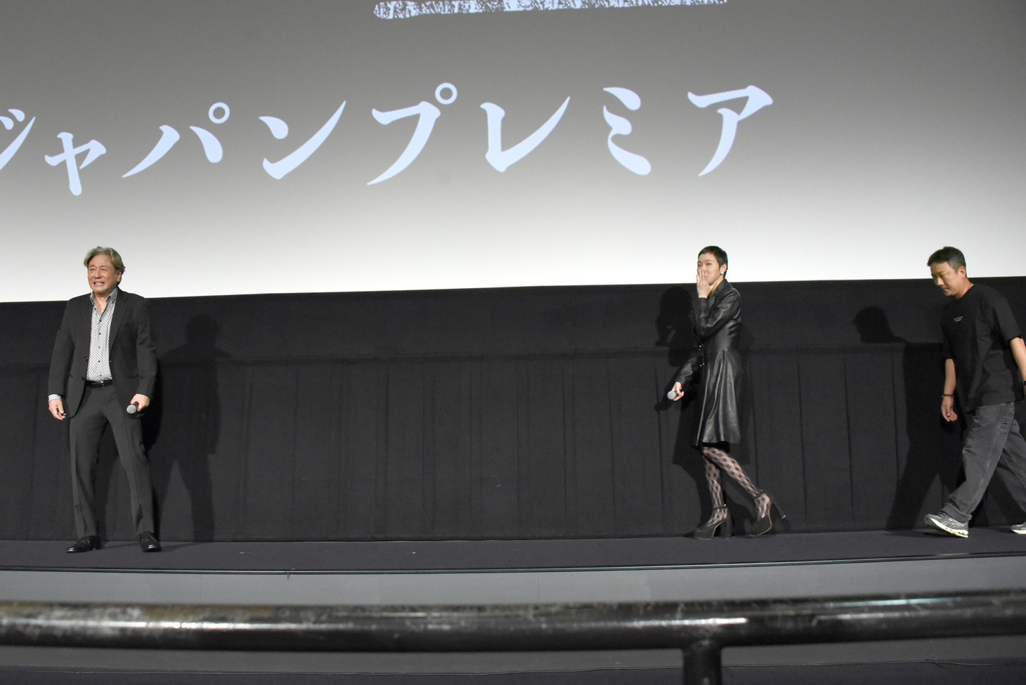 ひと足早くステージに上がったチェ・ミンシク（左）