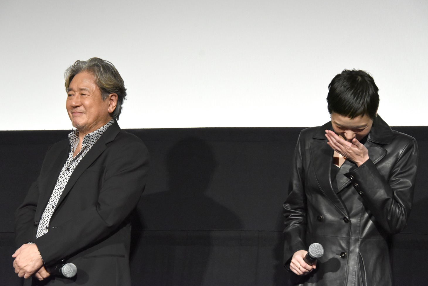 チェ・ミンシク（左）のジョークがツボにハマったキム・ゴウン（右）