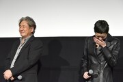 チェ・ミンシク(左)のジョークがツボにハマったキム・ゴウン(右)