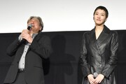 観客からの大歓声を浴び、喜ぶチェ・ミンシク(左)とキム・ゴウン(右)