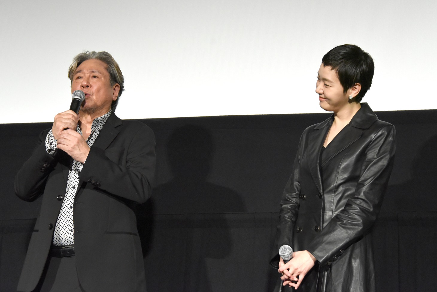 うれしそうなチェ・ミンシク（左）を見守るキム・ゴウン（右）