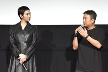 チャン・ジェヒョン（右）の「撮影現場で起きた怖い話」を、唇をとがらせながら聞くキム・ゴウン（左）