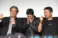 指ハートを恥ずかしがるキム・ゴウン（中央）