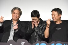 指ハートを恥ずかしがるキム・ゴウン（中央）