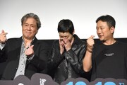 指ハートを恥ずかしがるキム・ゴウン(中央)