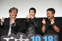 照れながら指ハートをするキム・ゴウン（中央）