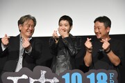 照れながら指ハートをするキム・ゴウン(中央)