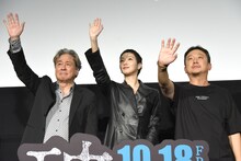 ムービーカメラに元気よく手を振るチェ・ミンシク（左）、キム・ゴウン（中央）、チャン・ジェヒョン（右）