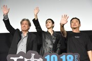 ムービーカメラに元気よく手を振るチェ・ミンシク(左)、キム・ゴウン(中央)、チャン・ジェヒョン(右)