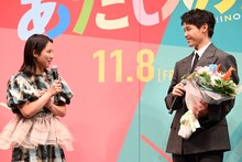 木村柾哉（右）へ祝福の言葉を贈る渡邉美穂（左）