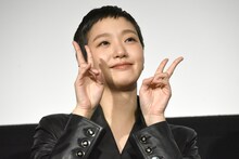 ピースをするキム・ゴウン