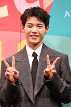 ピースする木村柾哉