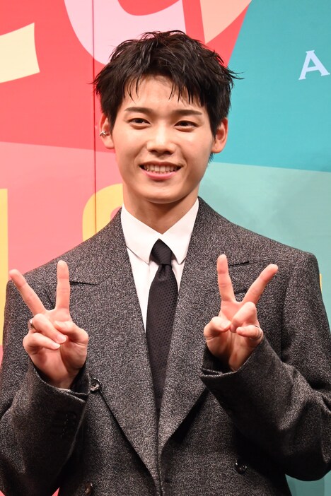 ピースする木村柾哉