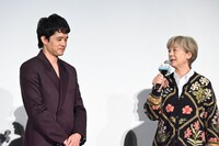 池松壮亮（左）に「目があってもちょっとぎこちない（笑）」と話す田中裕子（右）
