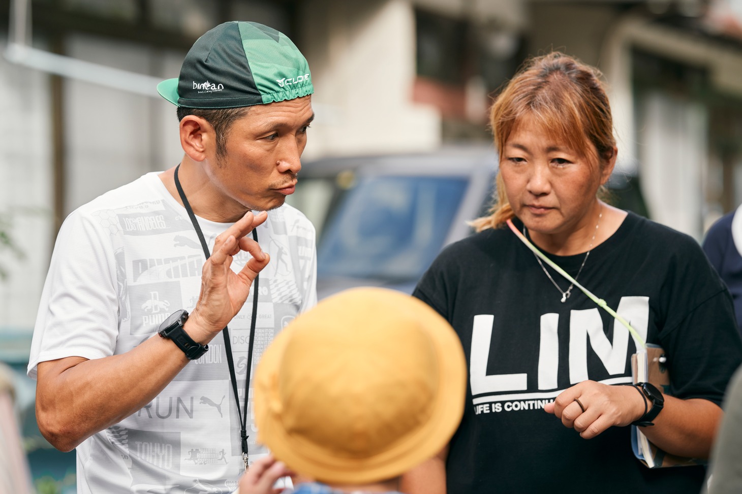 「ぼくが生きてる、ふたつの世界」の手話演出を担った早瀬憲太郎（左）、石村真由美（右）