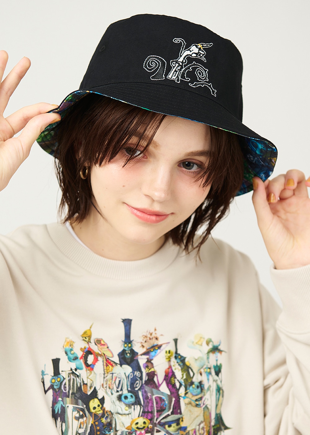 「ティム・バートンのコープスブライド」リバーシブルバケットハットの着用イメージ