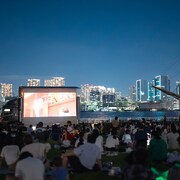 海と空に囲まれた芝生広場で「FLY!」無料上映、「りんくう海辺の映画館」開催