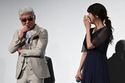 左から小沢仁志、飯島直子