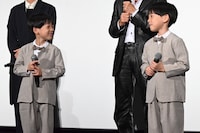 左から前山くうが、前山こうが