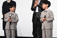 左から前山くうが、前山こうが