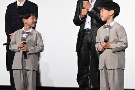 左から前山くうが、前山こうが