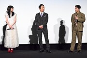 左から福本莉子、筧利夫、矢本悠馬