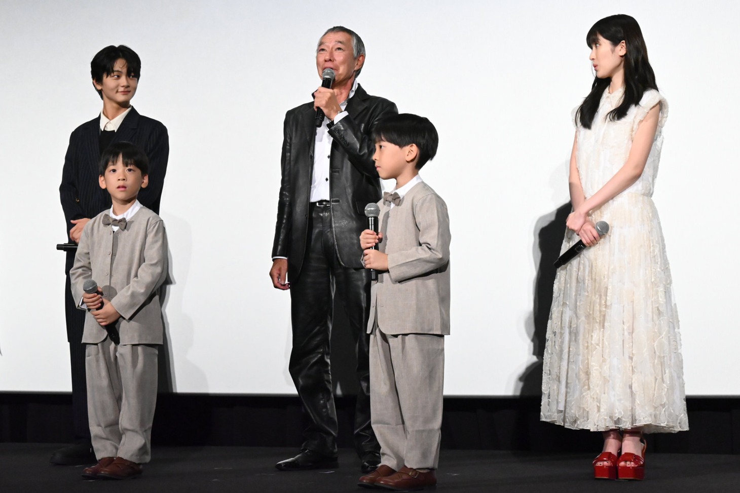 手前左から前山くうが、前山こうが。奥左から齋藤潤、柳葉敏郎、福本莉子。
