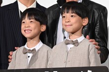 左から前山くうが、前山こうが