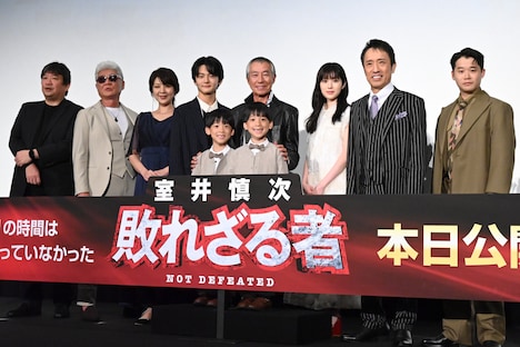 「室井慎次 敗れざる者」初日舞台挨拶の様子。左から本広克行、小沢仁志、飯島直子、齋藤潤、柳葉敏郎、福本莉子、筧利夫、矢本悠馬。手前左から前山くうが、前山こうが