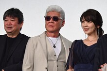 左から本広克行、小沢仁志、飯島直子