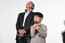 前山こうが（手前）の挨拶にのけぞって反応する柳葉敏郎