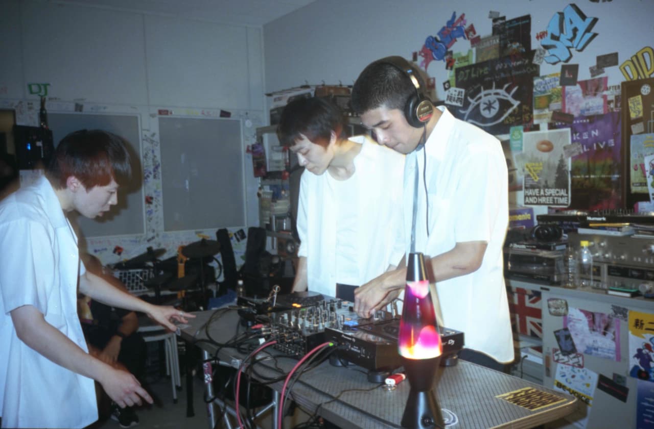 近未来をリアルとして表現、美術・安宅紀史が語る映画「HAPPYEND」の世界