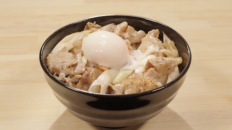 「おっちゃんキッチン」第1話「新入社員の愚痴」より、本日のおまかせの豚キムチ丼温玉のせ