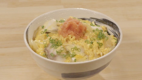 「おっちゃんキッチン」第3話「見習いデザイナーの愚痴」より、本日のおまかせのタラと明太子の親子丼