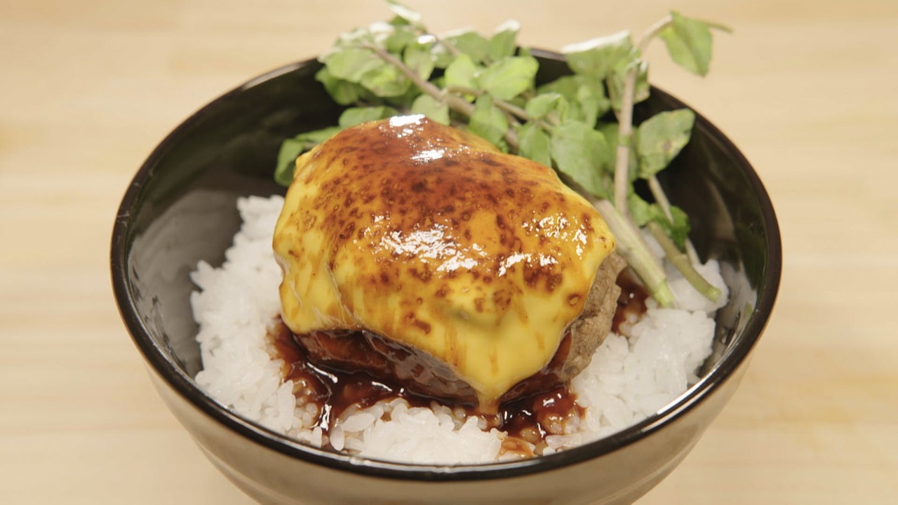 「おっちゃんキッチン」第6話「高校教師の愚痴」より、ダブルチーズハンバーグ丼